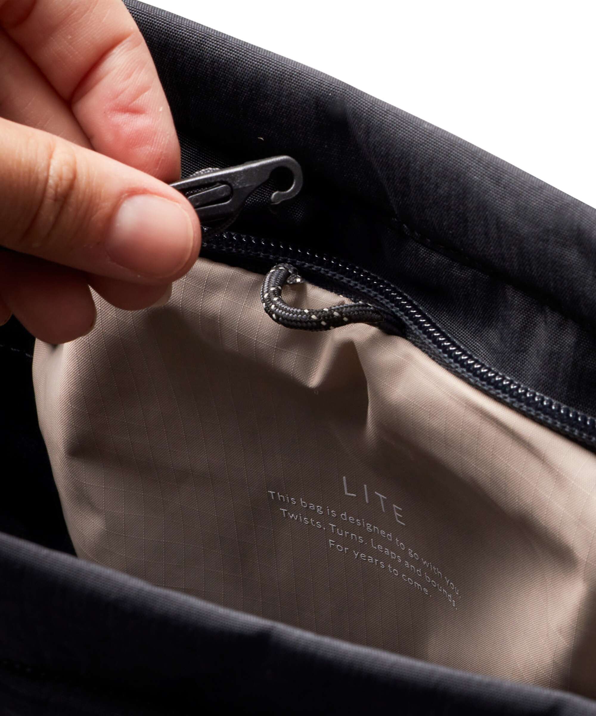 Bellroy Lite 18 Sac à main porté dos black - Image 8