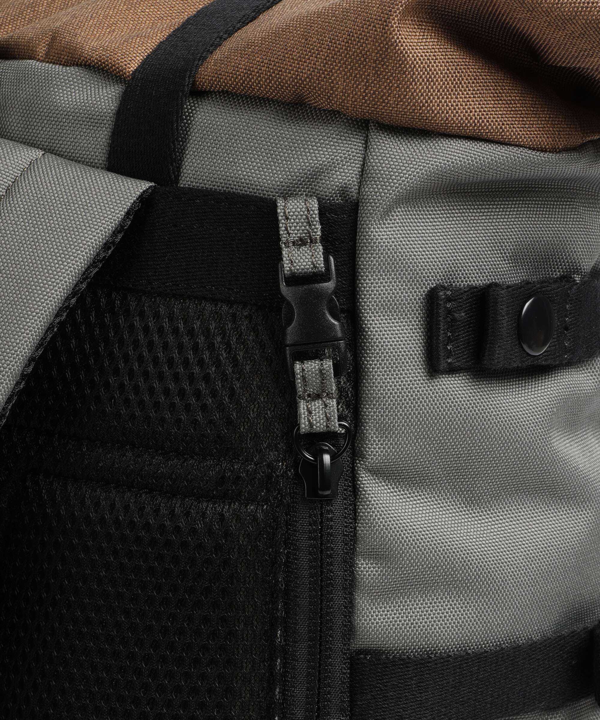 Doughnut Paratrooper Sac à dos roll-top grey/khaki - Image 4
